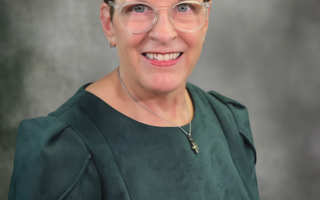Julie Murphy Completes International Professional Designation Process